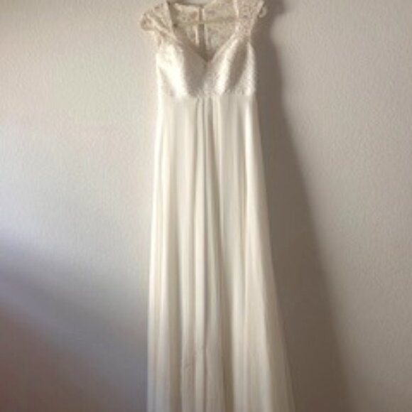 Beautiful wedding dress, light with lace - Picture 1 of 4